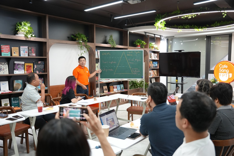 Buổi chia sẻ về chủ đề "Định hình ngành công nghiệp ô-tô trong kỷ nguyên số".