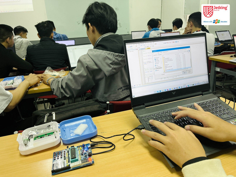 Đào tạo ngành Thiết kế vi mạch bán dẫn tại Trường ĐH FPT.