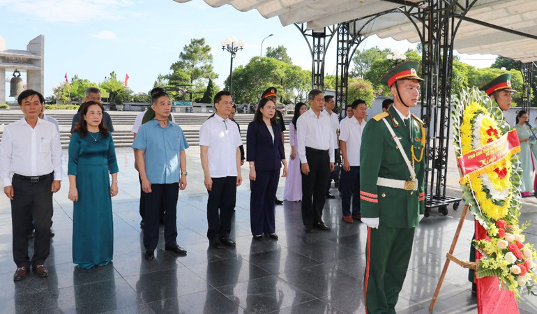 Phó Chủ tịch nước và đoàn công tác dâng hương, viếng các Anh hùng Liệt sĩ tại Nghĩa trang Liệt sỹ Quốc gia Đường 9.