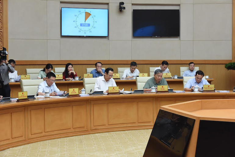 Phó Thủ tướng, lãnh đạo các Bộ tham dự phiên họp.