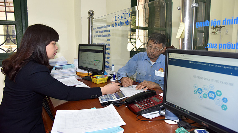 Người lao động làm thủ tục tại Bảo hiểm xã hội Hưng Yên. (Ảnh: Trần Hải)
