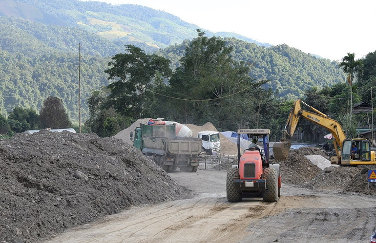 Các đơn vị thi công đã đưa rất nhiều máy móc, phương tiện phục vụ thi công công trình khẩn cấp bảo đảm giao thông ở Mường Pồn. Các đơn vị thi công đã đưa rất nhiều máy móc, phương tiện phục vụ thi công công trình khẩn cấp bảo đảm giao thông ở Mường Pồn.