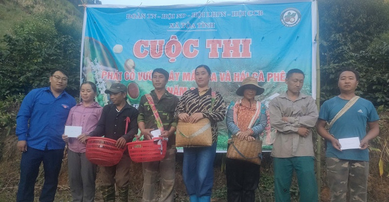 Ban tổ chức trao giải cho các đội thi đạt thành tích cao trong Cuộc thi "Phát cỏ và hái cà-phê" tại xã Tỏa Tình. Ban tổ chức trao giải cho các đội thi đạt thành tích cao trong Cuộc thi "Phát cỏ và hái cà-phê" tại xã Tỏa Tình.
