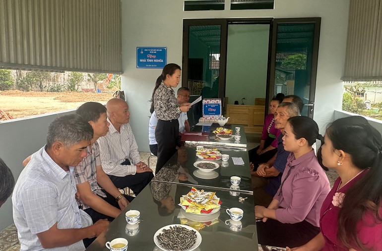 Lãnh đạo Công ty Cổ phần cấp nước Điện Biên thông tin về quá trình xây dựng nhà tình nghĩa cho hộ nghèo tại bản Na Lanh.