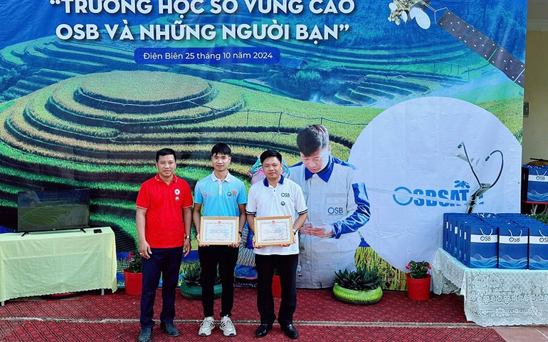 Đại diện lãnh đạo huyện Nậm Pồ trao giấy khen, cảm ơn đơn vị tài trợ.