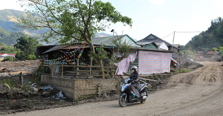 Vướng mặt bằng (các nhà trong ảnh) nên hiện tại tiến độ các dự án khẩn cấp bảo đảm giao thông ở Mường Pồn đang đối diện nguy cơ chậm tiến độ. Vướng mặt bằng (các nhà trong ảnh) nên hiện tại tiến độ các dự án khẩn cấp bảo đảm giao thông ở Mường Pồn đang đối diện nguy cơ chậm tiến độ.