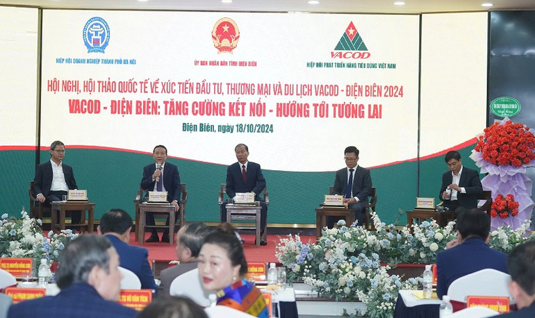 Đại biểu trao đổi về các tiềm năng, thế mạnh và giải pháp thu hút đầu tư vào Điện Biên.