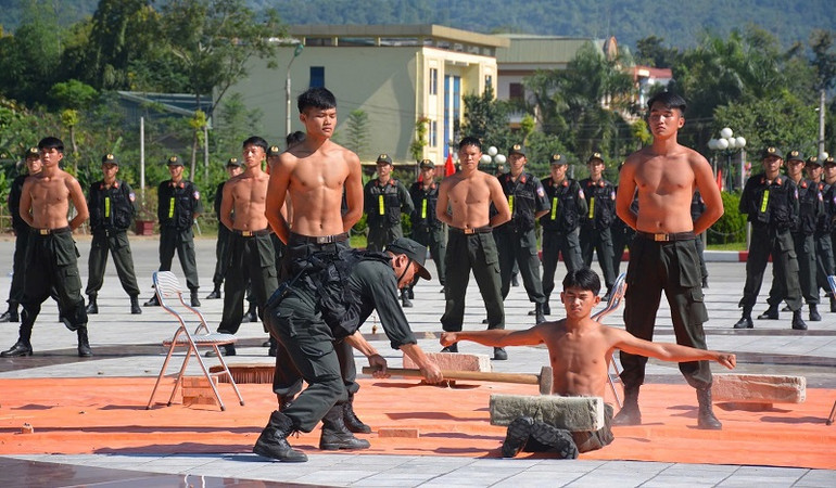 Trình diễn võ thuật trong nội dung diễn tập khu vực phòng thủ huyện Mường Ảng.