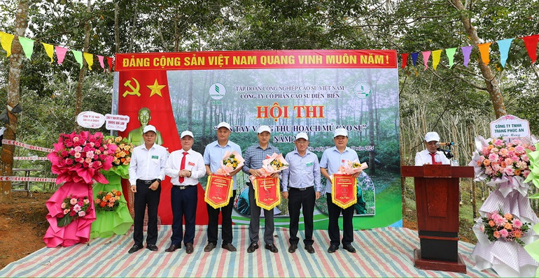 Các đồng chí lãnh đạo Công ty cổ phần cao-su Điện Biên trao cờ lưu niệm cho 3 nông trường có công nhân tham dự cuộc thi. Các đồng chí lãnh đạo Công ty cổ phần cao-su Điện Biên trao cờ lưu niệm cho 3 nông trường có công nhân tham dự cuộc thi.