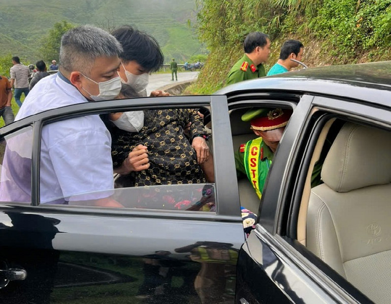 Ngay khi vụ tai nạn xảy ra, lực lượng chức năng khẩn trương có mặt tại hiện trường đưa người bị thương đi cấp cứu.