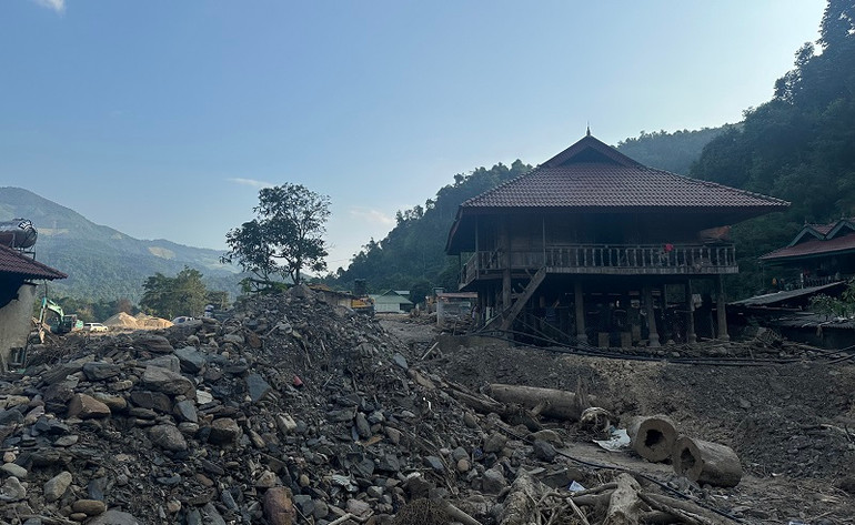 Cầu tạm, nhà cũng ở tạm trên nền đất bùn, lũ quét nên cuộc sống của hàng trăm gia đình đồng bào dân tộc thiểu số ở xã Mường Pồn hiện còn rất nhiều khó khăn...