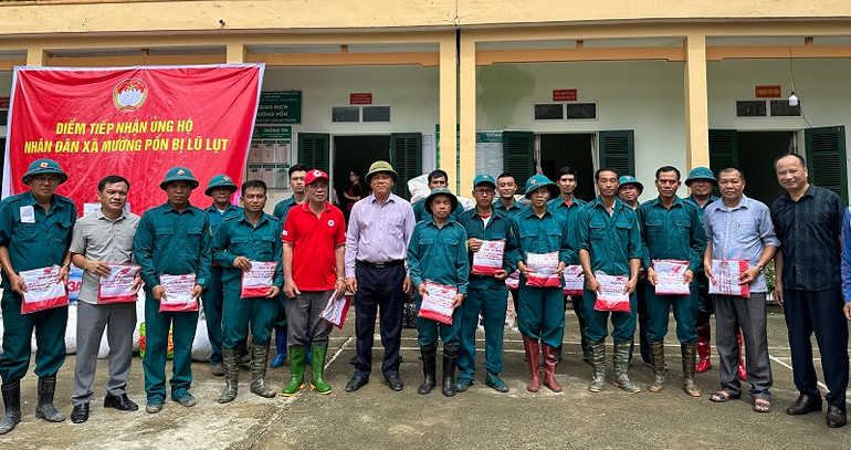 Chủ tịch Hiệp hội Doanh nghiệp tỉnh Điện Biên Bùi Đức Giang trao quà, động viên thành viên dân quân xã Mường Pồn làm nhiệm vụ hỗ trợ, khắc phục thiệt hại do lũ quét. Chủ tịch Hiệp hội Doanh nghiệp tỉnh Điện Biên Bùi Đức Giang trao quà, động viên thành viên dân quân xã Mường Pồn làm nhiệm vụ hỗ trợ, khắc phục thiệt hại do lũ quét.