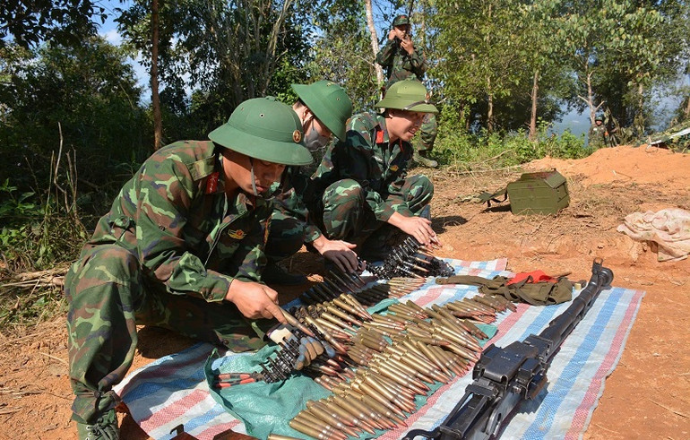 Thực hành kiểm tra, chuẩn bị vũ khí trong nội dung diễn tập.