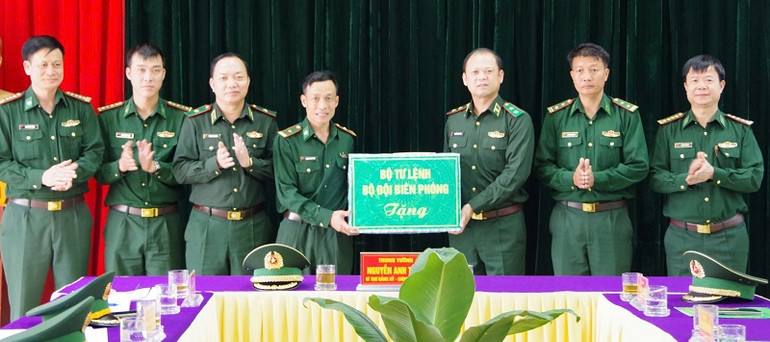 Trung tướng Nguyễn Anh Tuấn cùng đoàn công tác trao quà, động viên cán bộ, chiến sĩ Đồn Biên phòng Mường Pồn.