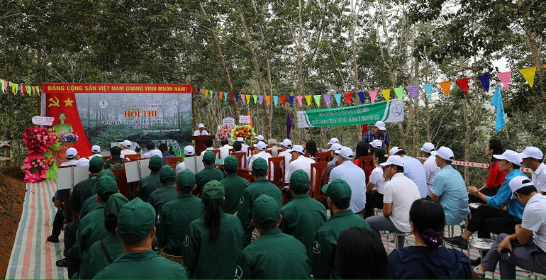 Đại biểu và các thí sinh dự khai mạc hội thi tại vườn cây thuộc Nông trường cao-su Điện Biên. Đại biểu và các thí sinh dự khai mạc hội thi tại vườn cây thuộc Nông trường cao-su Điện Biên.