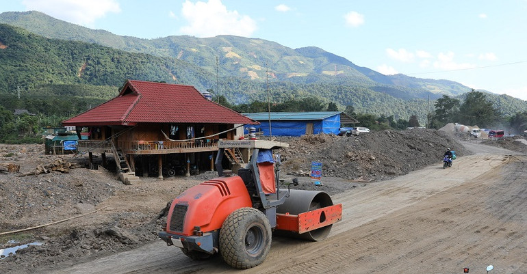 Do vướng mặt bằng nên các nhà thầu đang phải thi công kiểu "xôi đỗ" với rất nhiều khó khăn. Do vướng mặt bằng nên các nhà thầu đang phải thi công kiểu "xôi đỗ" với rất nhiều khó khăn.