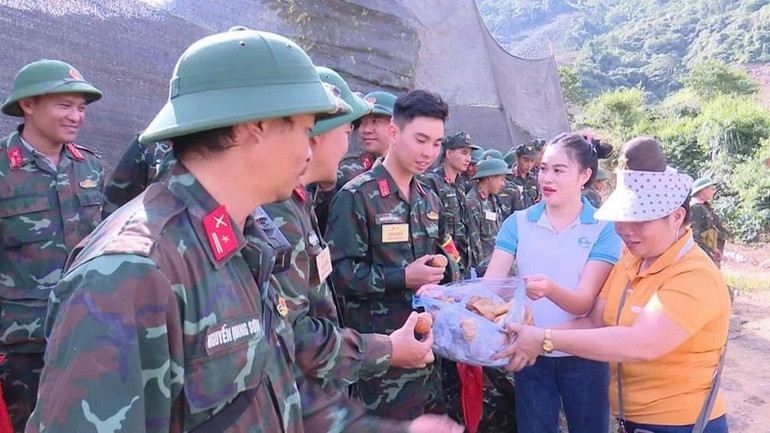 Nhân dân các dân tộc huyện Mường Ảng hỗ trợ, động viên các lực lượng tham gia diễn tập.