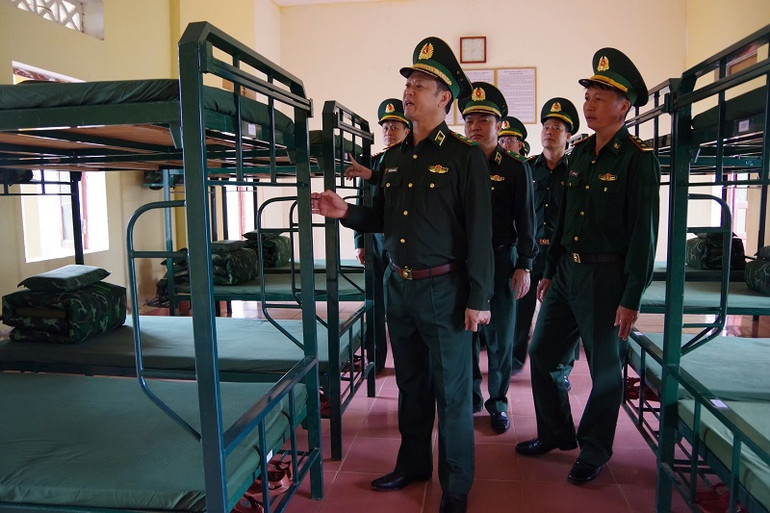 Trung tướng Nguyễn Anh Tuấn cùng đoàn công tác kiểm tra nơi nghỉ của cán bộ, chiến sĩ Đồn Biên phòng Mường Pồn.