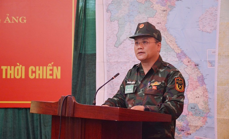 Đồng chí Nguyễn Tiến Đạt, Bí thư Huyện ủy Mường Ảng, điều hành nội dung trong phần diễn tập "Quyết định chuyển trạng thái từ thời bình sang thời chiến".