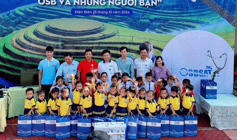 Công ty Cổ phần Tập đoàn OSB trao quà tặng các cháu học sinh mầm non tại hai điểm trường.