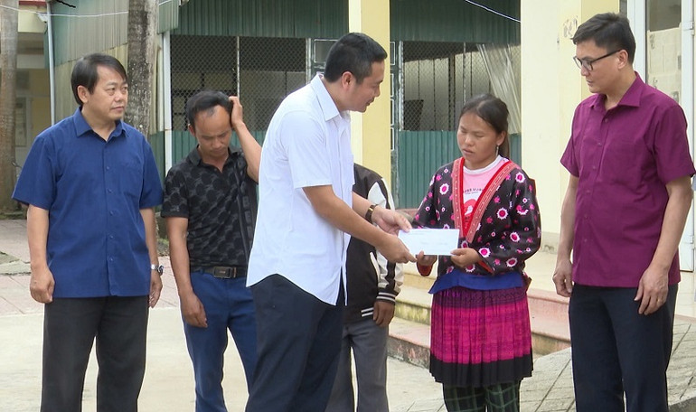 Đại diện các đoàn thể huyện hỗ trợ gia đình có người bị tử vong trong vụ tai nạn giao thông.