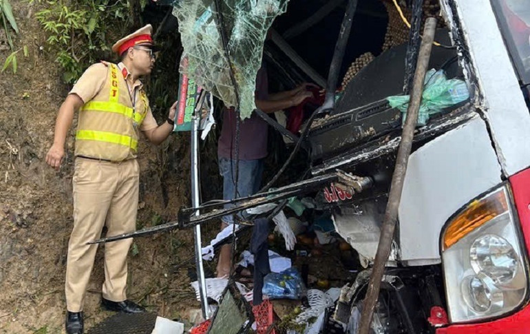 Lực lượng cảnh sát giao thông khẩn trương có mặt ở hiện trường vụ tai nạn để hỗ trợ người bị nạn và phân luồng giao thông.