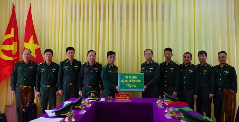 Trung tướng Nguyễn Anh Tuấn cùng đoàn công tác trao quà, động viên cán bộ, chiến sĩ Đồn Biên phòng Mường Mươn.