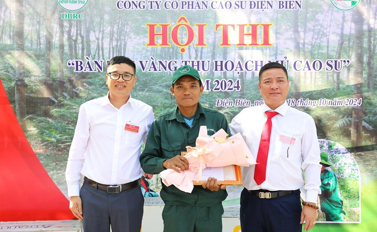 Các đồng chí lãnh đạo Công ty cổ phần cao-su Điện Biên tặng hoa, chúc mừng công nhân Lò Văn Thiệp đã xuất sắc trải qua các phần thi để đoạt giải "Bàn tay vàng" cạo mủ cao-su. Các đồng chí lãnh đạo Công ty cổ phần cao-su Điện Biên tặng hoa, chúc mừng công nhân Lò Văn Thiệp đã xuất sắc trải qua các phần thi để đoạt giải "Bàn tay vàng" cạo mủ cao-su.