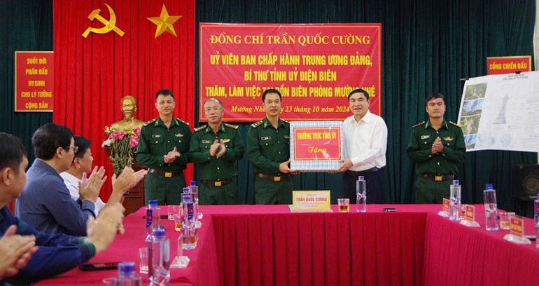 Đồng chí Trần Quốc Cường, Ủy viên Trung ương Đảng, Bí thư Tỉnh ủy Điện Biên tặng quà cán bộ, chiến sĩ Đồn Biên phòng Mường Nhé.