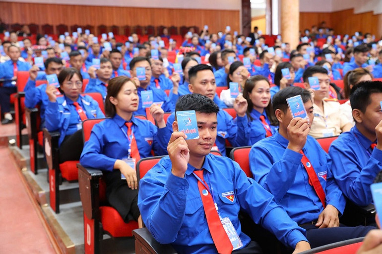 Đại biểu thanh niên biểu quyết bầu Ban Chấp hành tại đại hội.