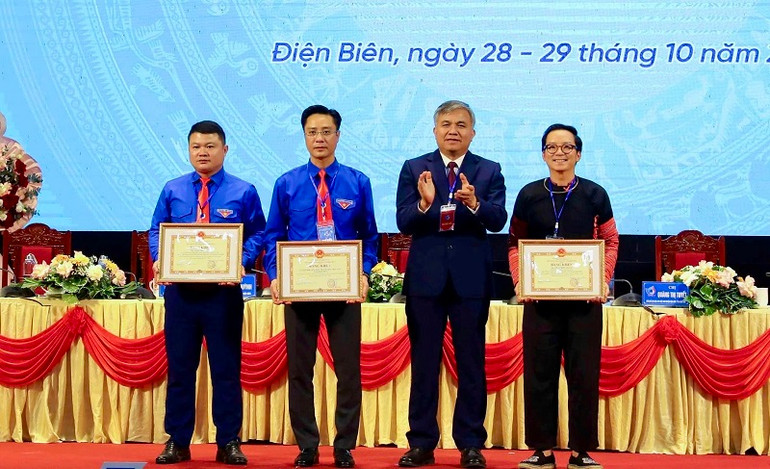 Đồng chí Lò Văn Tiến, Phó Chủ tịch Ủy ban nhân dân tỉnh trao Bằng khen tặng các cá nhân, tập thể có thành tích xuất sắc trong các hoạt động công tác của Hội Liên hiệp Thanh niên tỉnh Điện Biên.