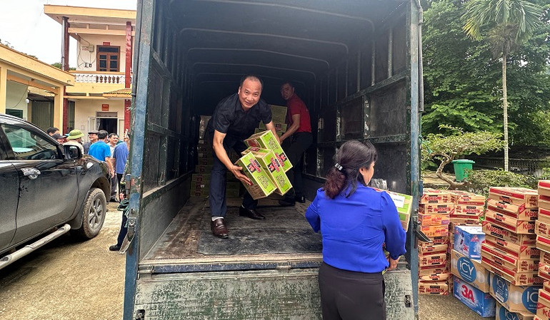 Ông Nguyễn Chí Ba, Phó Chủ tịch Hiệp hội Doanh nghiệp tỉnh Điện Biên tự tay bốc, xếp lương thực, đồ dùng hỗ trợ bà con vùng lũ quét ở Mường Pồn, huyện Điện Biên. Ông Nguyễn Chí Ba, Phó Chủ tịch Hiệp hội Doanh nghiệp tỉnh Điện Biên tự tay bốc, xếp lương thực, đồ dùng hỗ trợ bà con vùng lũ quét ở Mường Pồn, huyện Điện Biên.