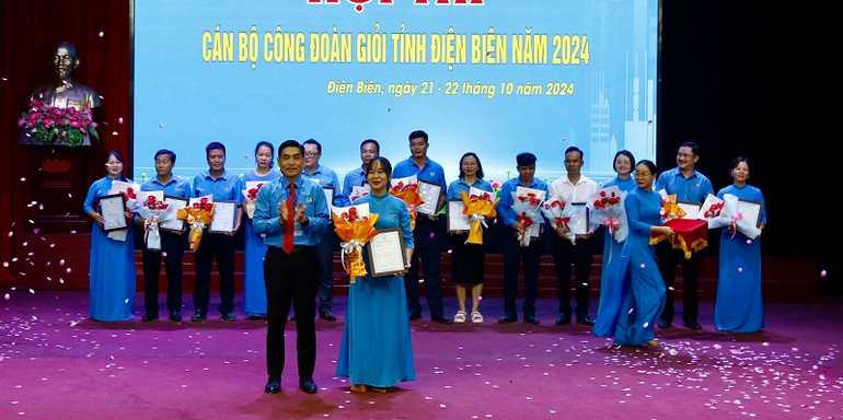 Đồng chí Tẩn Minh Long, Chủ tịch Liên đoàn Lao động tỉnh Điện Biên trao giải Nhất cho đội Tuần Giáo.