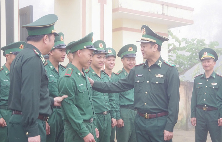 Trung tướng Nguyễn Anh Tuấn cùng đoàn công tác trao quà, động viên cán bộ, chiến sĩ Đồn Biên phòng Mường Pồn.