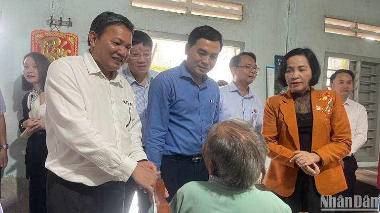 Phó Chủ tịch Quốc hội Nguyễn Thị Thanh thăm hỏi Mẹ Việt Nam Anh hùng Lương Thị Con.