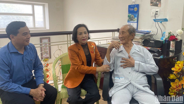 Phó Chủ tịch Quốc hội Nguyễn Thị Thanh thăm, chúc Tết, tặng quà cán bộ lão thành cách mạng Huỳnh Sanh Châu.