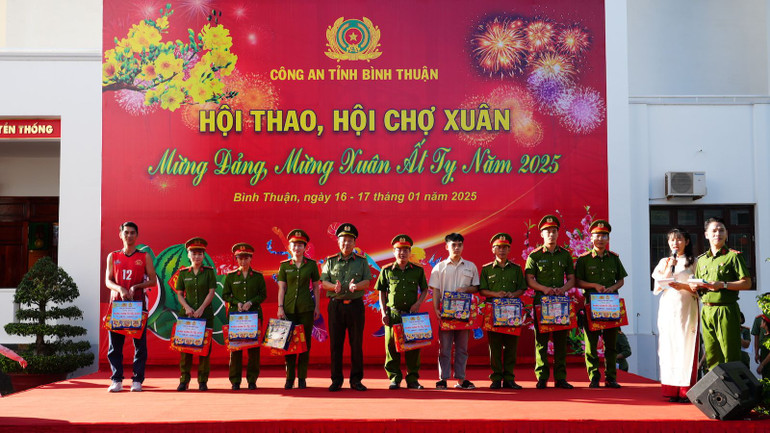 Đại tá Trần Văn Mười, Phó giám đốc Công an tỉnh Bình Thuận tặng quà Tết.