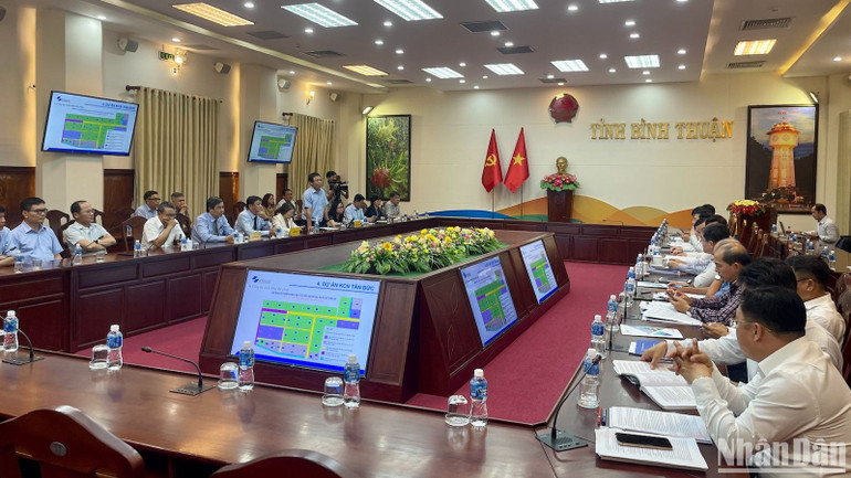 Quang cảnh buổi làm việc.