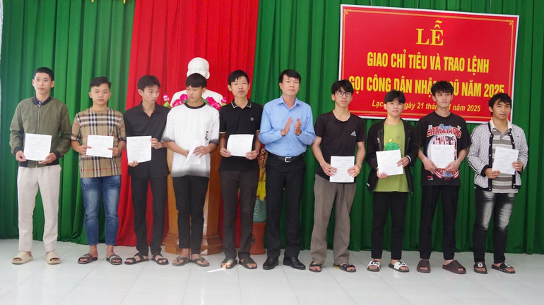 Thanh niên được Ủy ban nhân dân phường Lạc Đạo (thành phố Phan Thiết) tổ chức trao lệnh trúng tuyển.