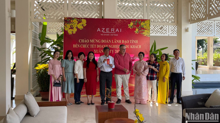 Thăm, chúc Tết lãnh đạo, nhân viên resort Azerai Ke Ga Bay xã Tân Thành (huyện Hàm Thuận Nam) làm việc trong ngày đầu xuân năm mới. Thăm, chúc Tết lãnh đạo, nhân viên resort Azerai Ke Ga Bay xã Tân Thành (huyện Hàm Thuận Nam) làm việc trong ngày đầu xuân năm mới.