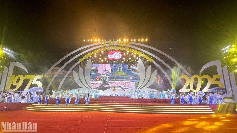 Biểu diễn ca nhạc tại buổi lễ.