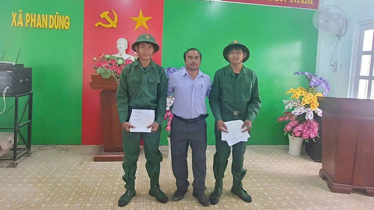 Hai anh em họ Mang Minh Thuận (21 tuổi) và Hoàng Văn Nhiên (18 tuổi) đã viết đơn tình nguyện được đi bộ đội.