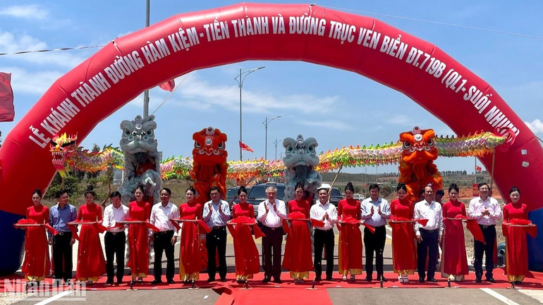 Đồng chí Nguyễn Hoà Bình, Phó Thủ tướng Thường trực Chính phủ cùng lãnh đạo các địa phương cắt băng khánh thành.