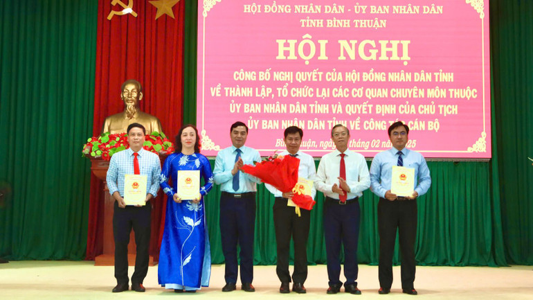 Trao quyết định cho các cán bộ.