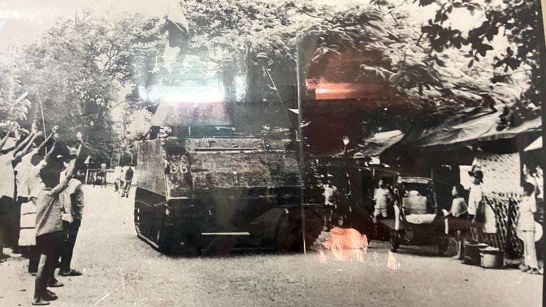 Quân ta và nhân dân Bình Thuận nô nức xuống đường mừng giải phóng quê hương 19/4/1975. (Ảnh tư liệu của Bộ Chỉ huy Quân sự tỉnh Bình Thuận)