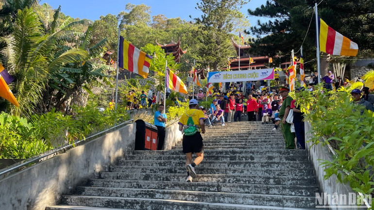 Hơn 380 vận động viên tham dự giải. Hơn 380 vận động viên tham dự giải.