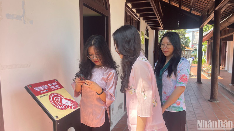 Du khách check-in dự án "Yêu lắm Việt Nam" tại Khu di tích Trường Dục Thanh.