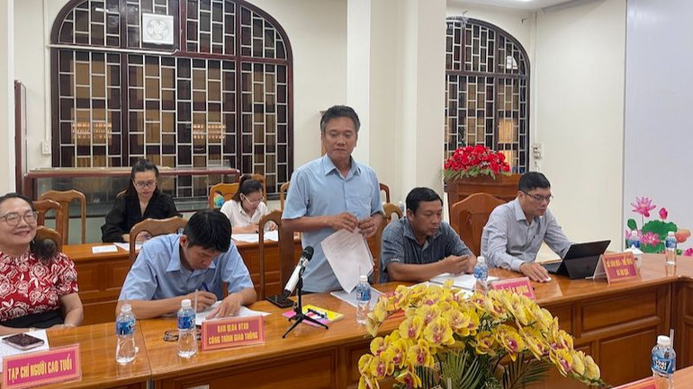 Đại diện Ủy ban nhân dân huyện Tánh Linh thông tin về căn biệt thự.