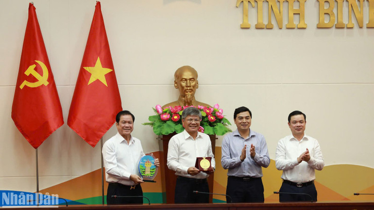 Tỉnh Bình Thuận tặng quà lưu niệm.