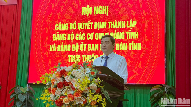 Đồng chí Nguyễn Hoài Anh, Bí thư Tỉnh ủy Bình Thuận gởi lời chúc mừng Đảng bộ các cơ quan Đảng tỉnh và Đảng bộ Ủy ban nhân dân tỉnh.